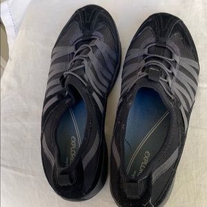 easy spirit tennis shoes never worn.